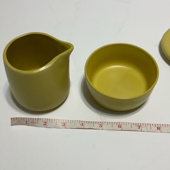 Crate & Barrel Creamer and Sugar Bowl. Signed B. Eigen. Pea green - Picture 2 of 16